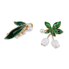   Brooch with pearl  